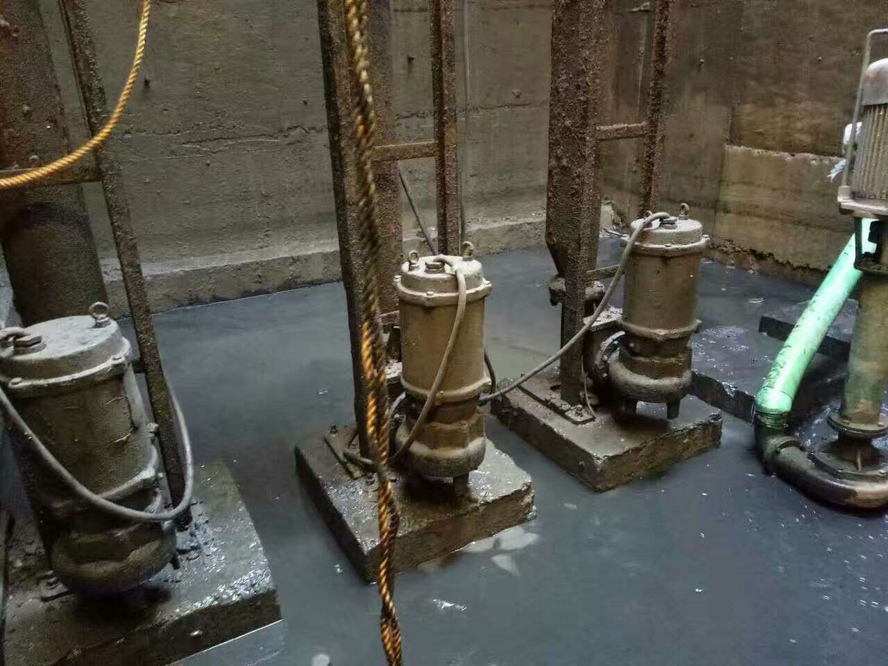 双桥污水池清理